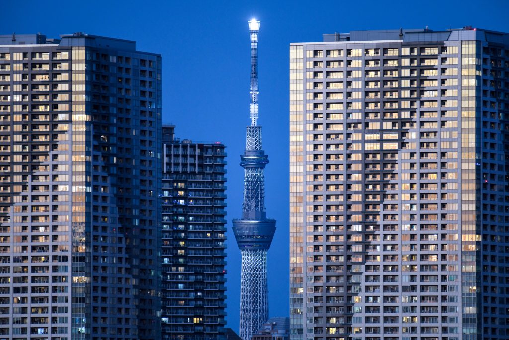 緊急事態宣言が再発令されてから２週間。店舗のシャッターに張り出された閉店のお知らせ (AFP)
