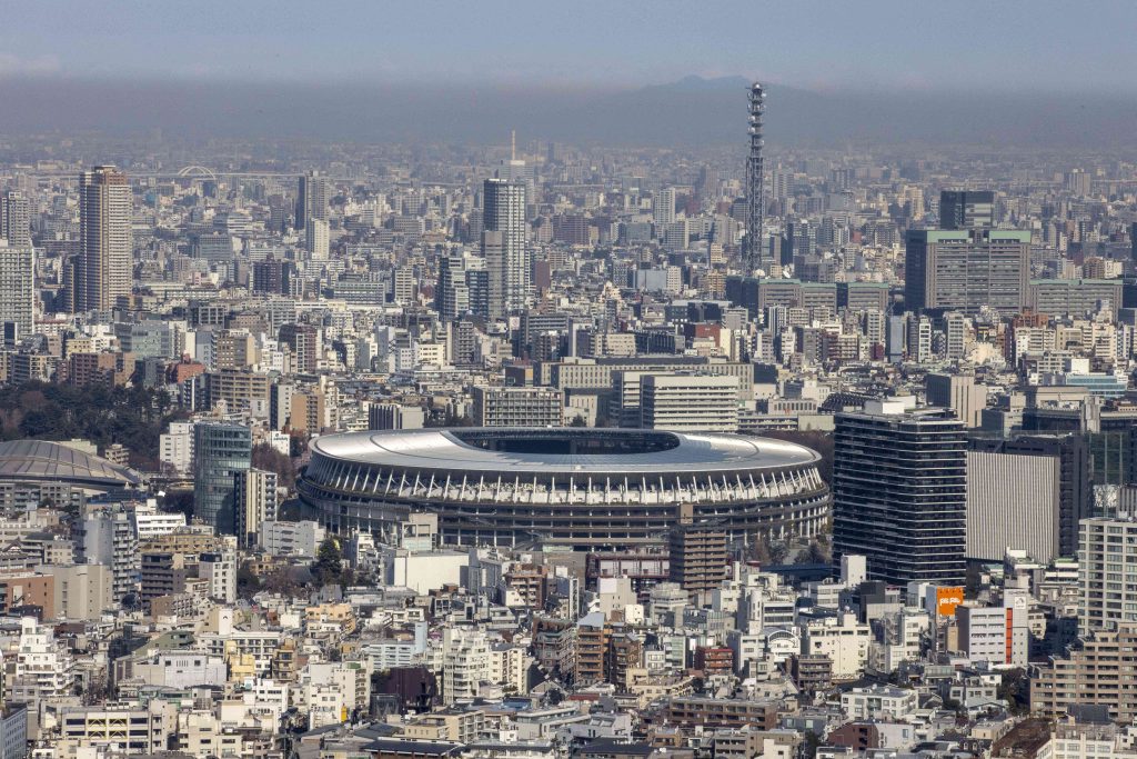 写真には、2020年東京オリンピック・パラリンピックの主会場となる新国立競技場が写されている（東京のSHIBUYA SKY（渋谷スカイ）展望台から2021年2月2日に撮影）。(AFP)