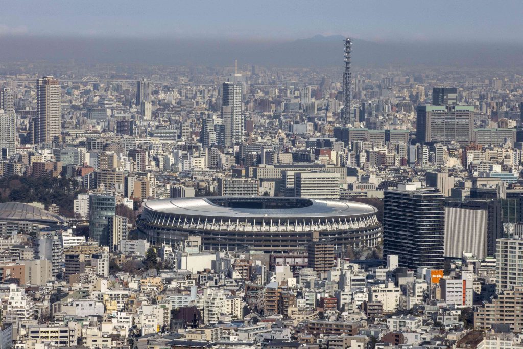 写真には、2020年東京オリンピック・パラリンピックの主会場となる新国立競技場が写されている(東京のSHIBUYA SKY(渋谷スカイ)展望台から2021年2月2日に撮影)。(AFP)