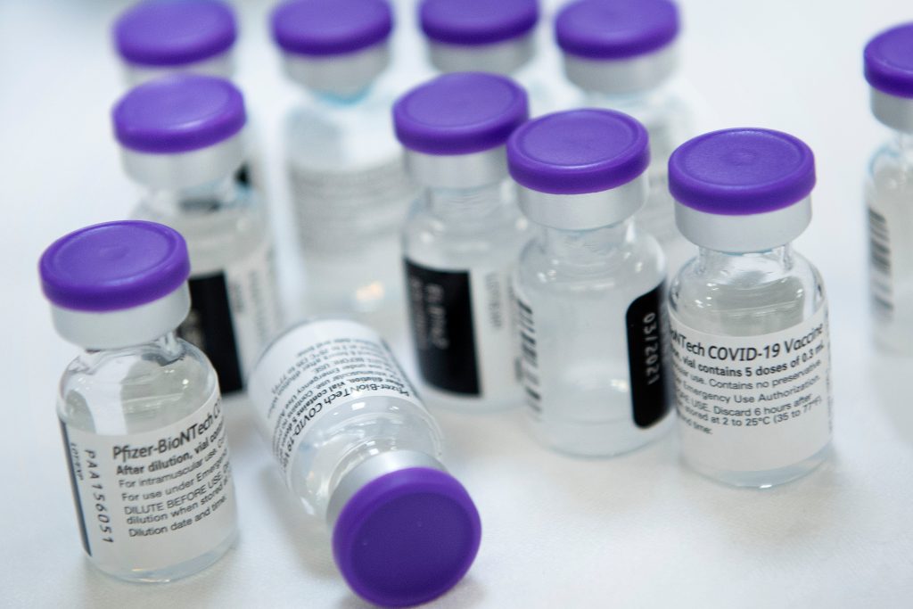 厚労省は海外の治験データと合わせ、ワクチンの有効性や安全性を審査している。(AFP)