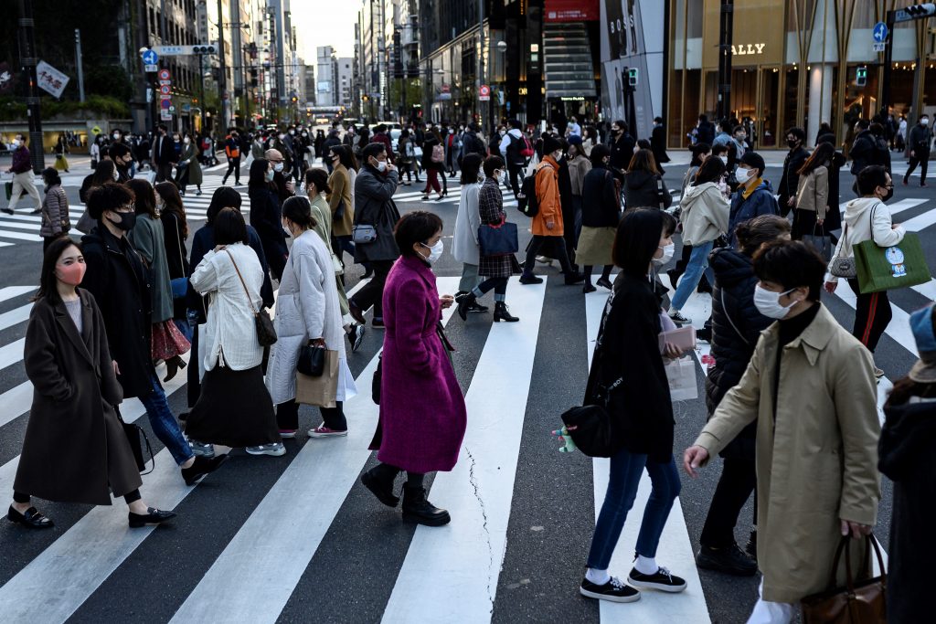 東京都は１７日、新たに３７８人の新型コロナウイルス感染を確認したと発表した。(AFP)