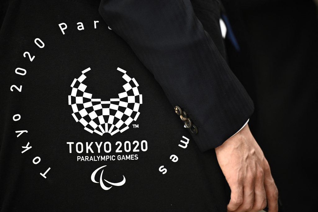 2021年2月19日、東京都庁で小池百合子都知事と東京2020オリンピック組織委員会の橋本聖子会長との会談中に、東京2020パラリンピックのロゴが入ったバッグを運ぶ政府関係者の姿があった。（AFP）