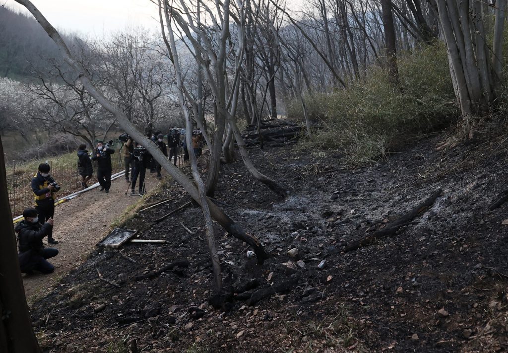 栃木県足利市付近で発生した火災は、消防士や軍用ヘリコプターによる地上および上空からの消火活動にもかかわらず、日曜日の出火以来延焼を続けている。 (AFP)