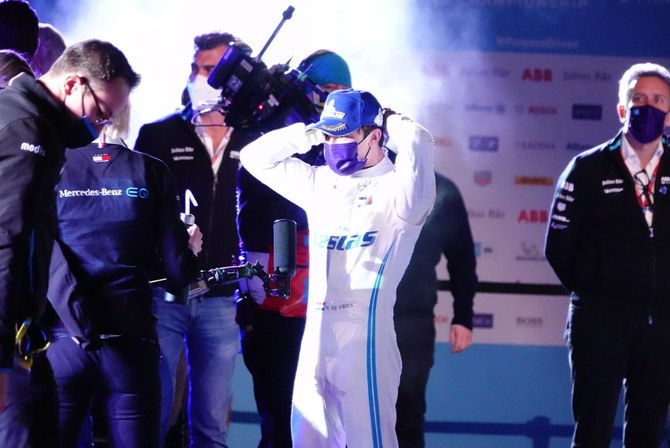 メルセデス-ベンツのニック・デ・フリーズがディルイーヤE-Prixダブルヘッダーの第1レースで優勝、フォーミュラ E の夜間レースで優勝した初のドライバーとなった。(スクリーンショット/FIA フォーミュラE)