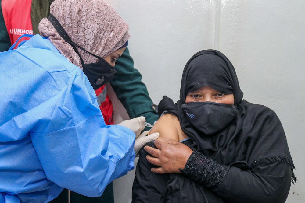コロナワクチンの接種を受ける、ザータリ難民キャンプに暮らす64歳のシリア難民、ザイデ。(レイド・オマリ)