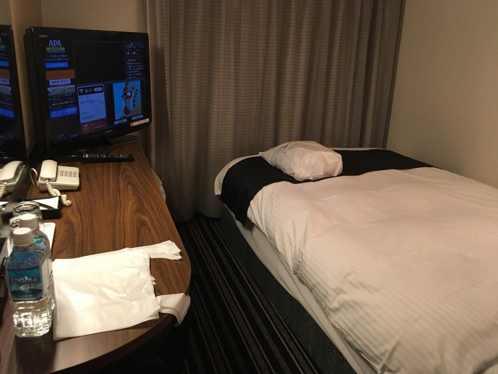 この写真には、東京で2021年2月1日に、ロンドンから日本に帰国した乗客数人が隔離されているホテルの部屋の内装が映っている。この部屋にはシングルベッド（120cm×195 cm）、加湿器、空気清浄機、32インチのテレビモニターが設置されている。（APの写真/オノ・マユコ ）