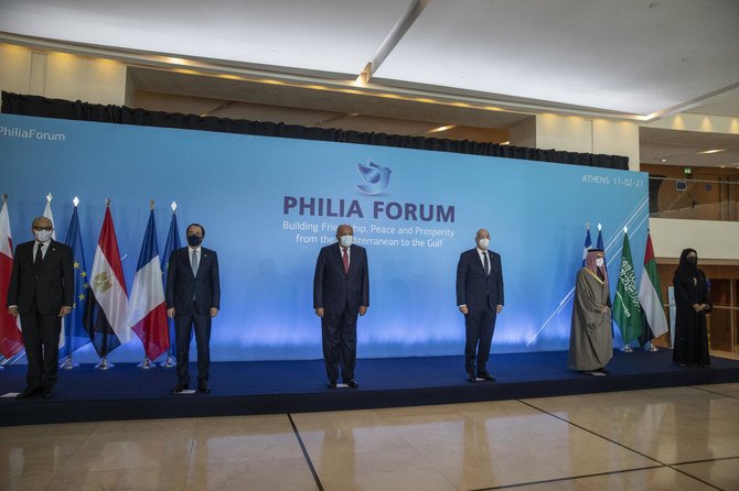 アテネで集合写真のためにポーズをとるバーレーンのアブドゥラティフ・アル・ザヤニ外相、キプロスのニコス・クリストドゥリデス外相、エジプトのサーメハ・シュクリ外相、ギリシャのニコス・デンディアス外相、サウジアラビアのファイサル・ビン・ファルハン外相、アラブ首長国のリーム・アル=ハシミ国際協力相。2021年2月11日に撮影。(AP)