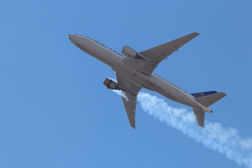 2021年2月20日に米コロラド州デンバー付近で、ユナイテッド航空328便（ボーイング777-200型機、機体記号N772UA）のエンジンが燃えている様子。写真はヘイデン・スミスさん（@speedbird5280）がインスタグラムに投稿したもの。（資料写真/EPA）