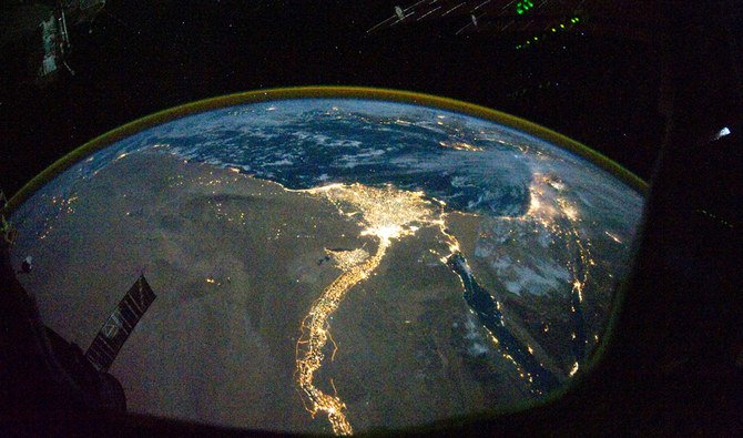エジプトのカイロ、アレクサンドリア、ナイル川の明かりが写るNASAの衛星画像、国際宇宙ステーションのエクスペディション25のクルーによる撮影＝2010年10月28日（ロイター）
