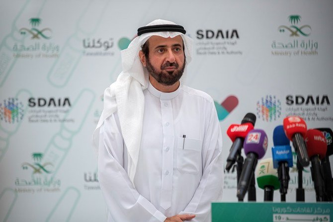 ファイザーとビオンテックが共同開発したCOVID-19ワクチンの2回目の接種を終え、記者会見に臨むサウジアラビアのタウフィーク・アル＝ラビーア保健大臣。リヤドにて。（ファイル/ＡＦＰ）