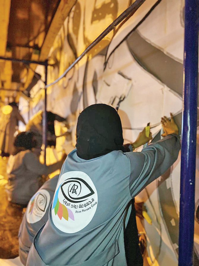 14日超にわたり、サウジアラビアの15人の画家たちが70時間以上かけて作業を行い壁画を完成させた。（被供給）