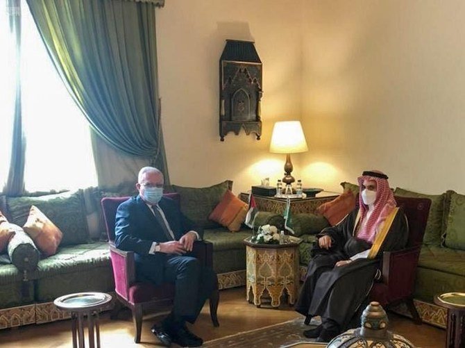 2021年2月8日（月）、カイロでパレスチナのリヤド・アル・マリキ外相と会談を行うサウジアラビアのファイサル・ビン・ファルハン外相。(SPA)