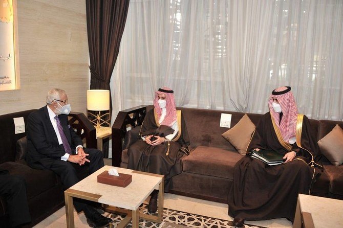 2021年2月8日（月）、カイロでリビアのモハメド・タヘル・シアラ外相と会談を行うサウジアラビアのファイサル・ビン・ファルハン外相。(SPA)