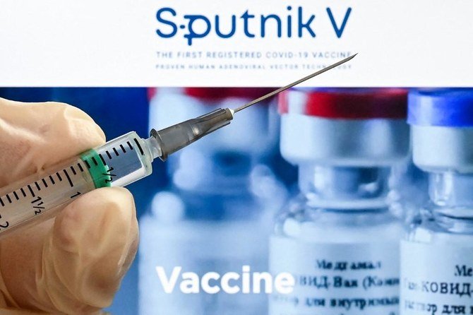 注射器のイラスト画像。新型コロナウイルス感染症に対抗するロシアのスプートニクV（Gam-COVID-Vac）ワクチンのウェブページを背景に。2021年2月4日（ファイル/AFP）