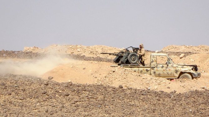 サウジアラビアの支援を受けるイエメン政府派の軍隊が、衝突の最中、フーシ派の反政府武装集団に対し発砲する。2021 年 2 月 11 日、イエメン中央部マアリブの北西 50 キロメートルほどにあるアル＝ジャダン地帯にて。(AFP)