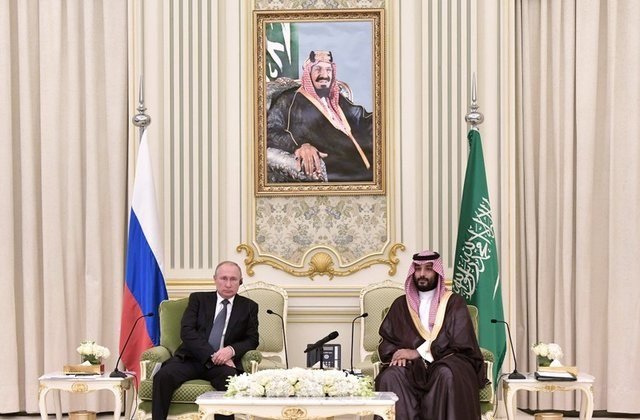 2019年10月14日、サウジアラビアのリヤドで会談を行った、サウジアラビアのムハンマド・ビン・サルマーンとロシアのウラジーミル・プーチン大統領。(Kremlin via Reuters)