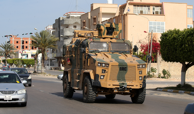 リビアの沿岸都市ソルマンの道路を走行するトルコ製の装甲兵員輸送車。（AFP通信/資料写真）