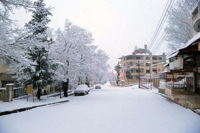 2021年2月17日水曜日、シリアのラタキア県スランファ町で道路が雪に覆われている。(SANA APを経由)