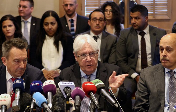 国連のマーチン・グリフィス特使（中央）と赤十字国際委員会のピーター・マウラー総裁（左）は2019年2月5日、アンマンで捕虜交換をめぐるイエメンの紛争当事者による新たな協議に出席した。（AFP通信）