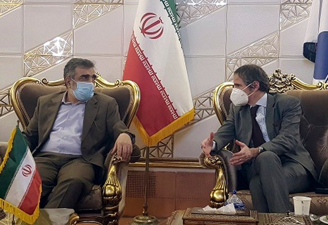 国際原子力機関のラファエル・マリアーノ・グロッシー事務局長（右）は、イランのテヘランにあるエマーム・ホメイニー空港に到着するとすぐに、イラン原子力庁のベフルーズ・カマルバンディ報道官と会談する。（資料写真/イラン原子力庁 AP経由）