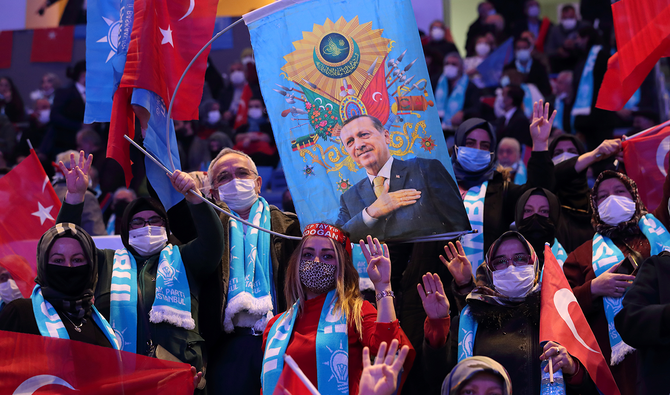 2021年2月24日、イスタンブールで開催されたトルコの与党・公正発展党（AKP）の県総会で国旗や垂れ幕を掲げるエルドアン大統領の支持者たち。（ロイター）