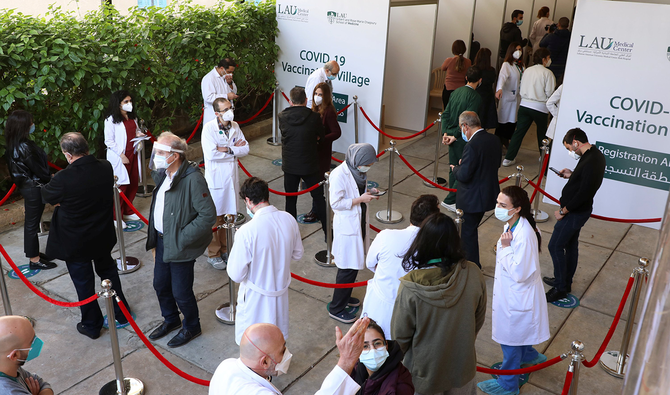 医療従事者らが、レバノンのベイルートにあるレバノン・アメリカン大学メディカルセンターリズク病院で、コロナウイルス・ワクチン接種キャンペーンでファイザー/ビオンテックのCOVID-19ワクチンの接種を受けるのを待っている。（ロイター）
