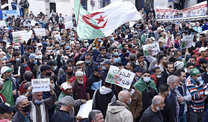 首都アルジェーで行われたデモに参加するアルジェリアの反政府デモ隊＝2021年2月26日 AFP＝(AFP)