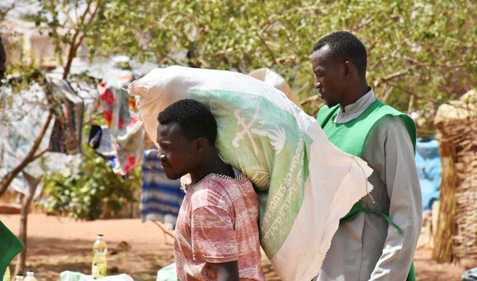 KSreliefはイエメンのソコトラ地区でも130トン以上の食料かごを配布し、7300人の人々を支援している。（SPA）