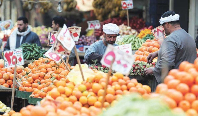 コロナウイルスパンデミックの中、カイロで青果市場で業者たちが働く。 （ファイル/ロイター）
