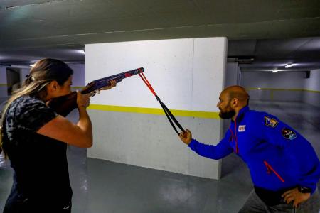 自身のいとこでもある臨時のトレーナーと共に、アパートの地下駐車場で練習に励む、レバノンのトラップ射撃手ライ・バッシル。(AFP)