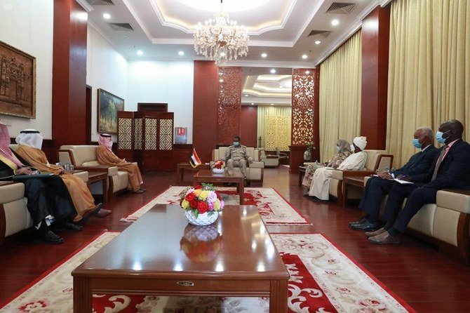 2021年2月17日水曜日、サウジのアフリカ担当国務大臣アフメッド・ビン・アブドゥル・アジズ・カッタン氏がスーダンの暫定軍事評議会のモハメド・ハムダン・ダガロ副議長と会談した。(SPA)