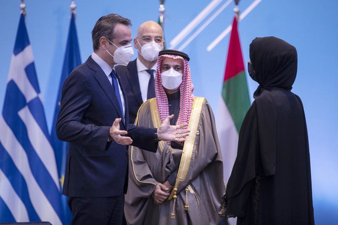 会議中にアラブ首長国のリーム・アル＝ハシミ国際協力相（右）およびサウジアラビアのファイサル・ビン・ファルハン外相（中央）と会話をするギリシャのニコス・デンディアス外相（左）。アテネで2021年2月11日（木）に撮影。(AP)