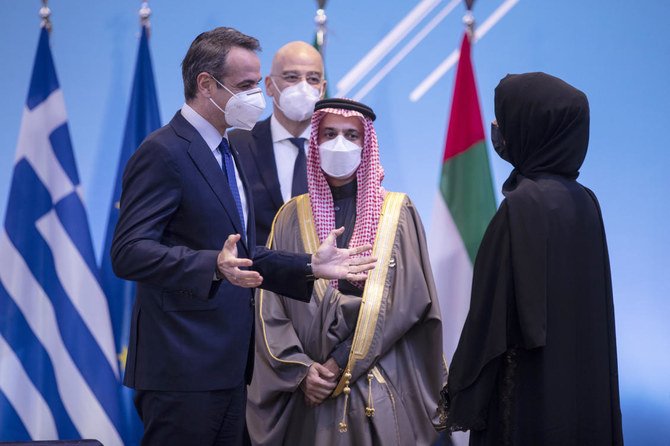 会議中にアラブ首長国のリーム・アル=ハシミ国際協力相(右)およびサウジアラビアのファイサル・ビン・ファルハン外相(中央)と会話をするギリシャのニコス・デンディアス外相(左)。アテネで2021年2月11日(木)に撮影。(AP)