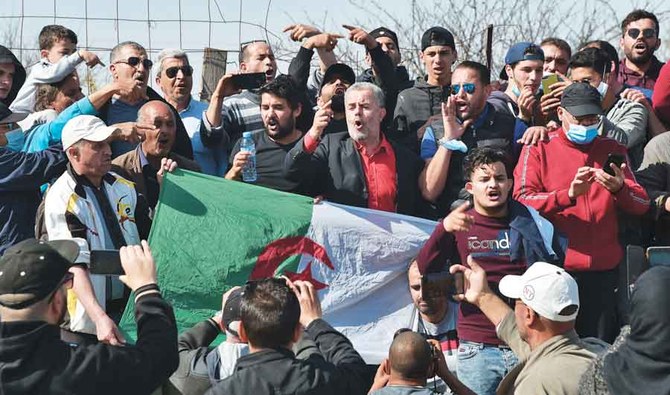 金曜日、首都アルジェの約70km西方の都市ティパサにあるコレア刑務所前に集まったアルジェリア市民たち。(AFP)