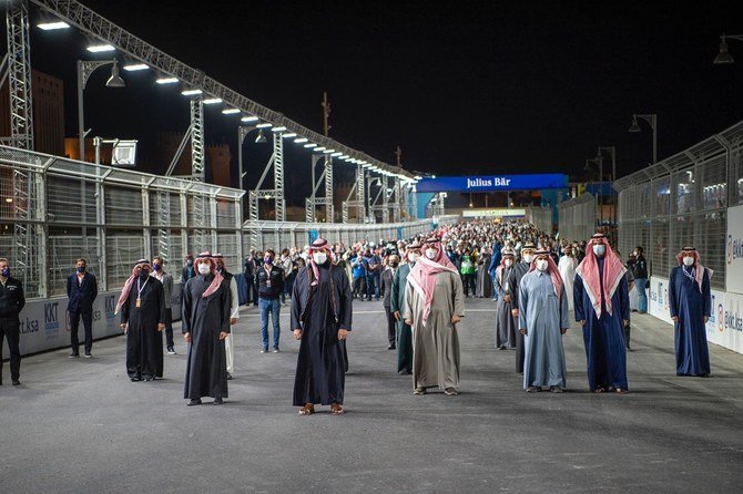 サウジアラビアのムハンマド・ビン・サルマン皇太子が、土曜日、リヤドのフォーミュラEのディルイーヤE-Prixのレース2に来場した。（SPA）