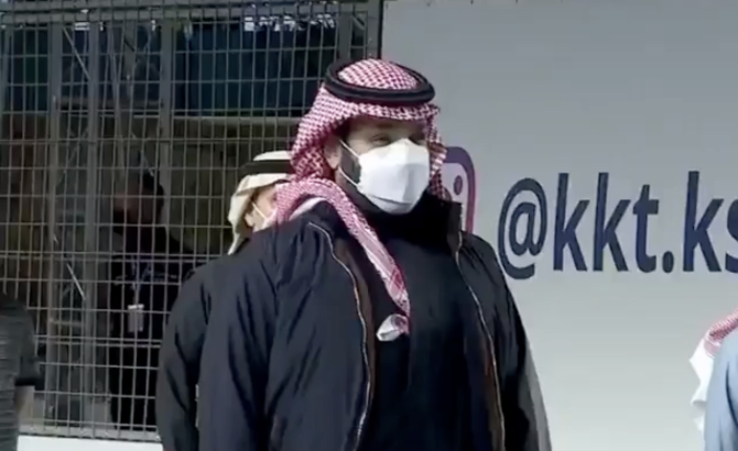 サウジアラビアのムハンマド・ビン・サルマン皇太子が、土曜日、リヤドのフォーミュラEのディルイーヤE-Prixのレース2に来場した。(SPA)