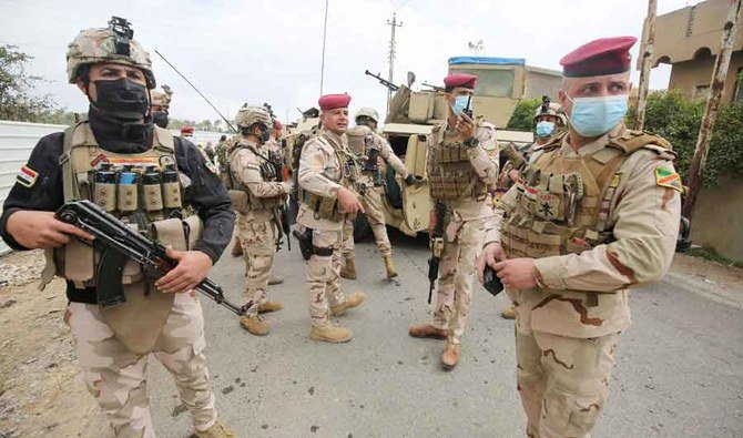 イスラム国の戦闘員との衝突後、2021年2月20日、イラク軍はバグダッドの北35キロメートル(20マイル)にあるタルミヤの地域を捜索している。(AFP)