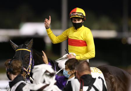 騎乗馬コパノキッキングを祝うウィリアム・ビュイック騎手。2021年2月20日土曜にサウジアラビアのリヤドにあるキングアブドゥルアジーズ競馬場で行われた、賞金総額1億5,800万円(150億ドル)のサウジアラビア航空リヤドダートスプリントに勝利した。(ロイター)