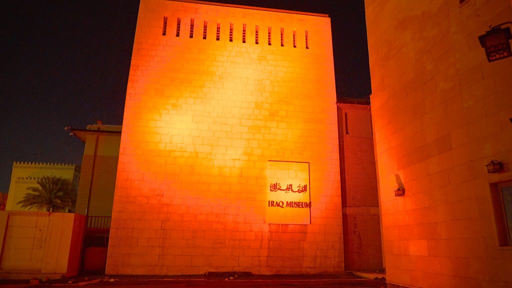 UAEの歴史的な旅を応援するために赤くライトアップしたイラク国立博物館。（ツイッター）