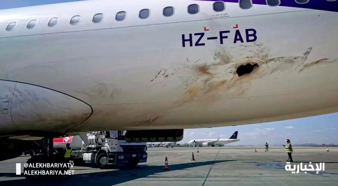 サウジアラビア国営テレビが、アブハ空港でのイエメンの過激派組織フーシ派による攻撃で破損した飛行機を映している。（AP）