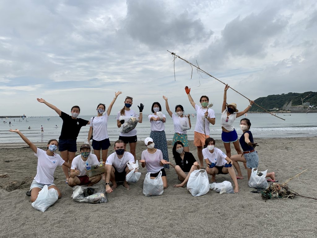 mymizuは、海岸に堆積したゴミの除去に積極的にコミュニティを参加させるために、全国各地でビーチクリーンを実施している（mymizu/提供写真）