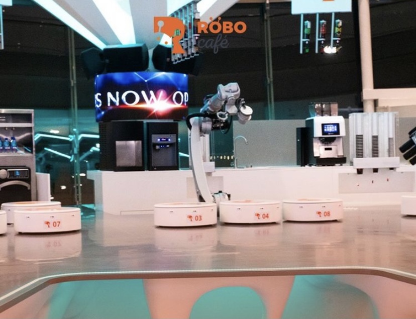 RoboCafeは、UAE政府の人工知能イニシアチブの支援を受けて作られた。人間は、不具合がある場合、または消毒作業の場合にのみ呼び出される。(Instagram / RoboCafe)
