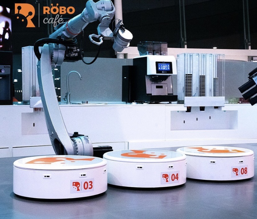RoboCafeは、UAE政府の人工知能イニシアチブの支援を受けて作られた。人間は、不具合がある場合、または消毒作業の場合にのみ呼び出される。(Instagram / RoboCafe)