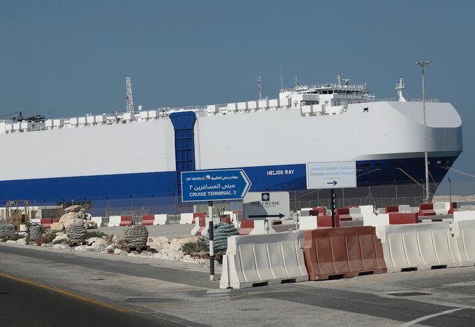 2021年2月28日（日）、アラブ首長国連邦のドバイに到着した後、港のドックに入ったイスラエルが所有する貨物船「ヘリオス・レイ号」。（AP通信）