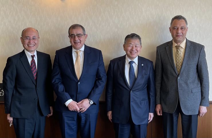 右から、リビアの代理公使Naili氏、金沢大学の山崎学長、イラク大使のMoussawi氏、金沢大学の志村副学長。(ANJ写真)