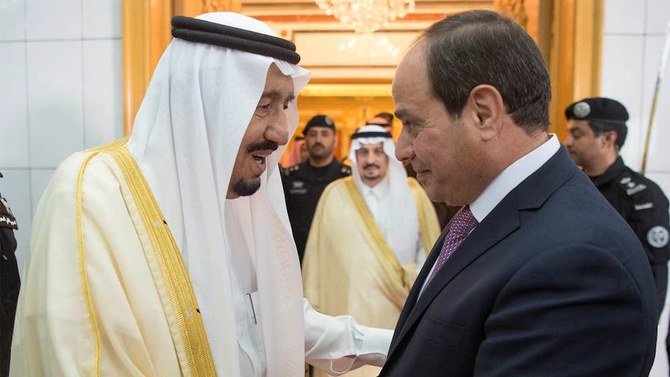 エジプト大統領のアブドルファッターフ・アッ＝シーシー氏とリヤドで握手を交わすサウジアラビアの国王、サルマン氏（左）。（資料/ロイター通信）