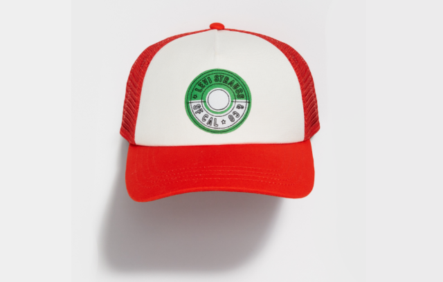 最新コレクションにはビーニー帽などの帽子類やTシャツも含まれており、ポケモンファンが喜びそうなアイテムが幅広く用意されている。（リーバイス）