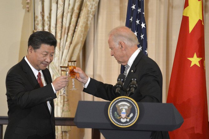 2015年9月25日、ワシントンの国務省で開催された昼食会にて中国の習近平国家主席とジョー・バイデン氏が乾杯する。（ロイター）