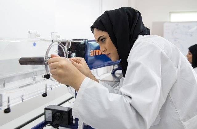 アブダビのカリファ大学である学生が、同大学の流体・低速空気力学実験室で実験を行う。（カリファ大学）