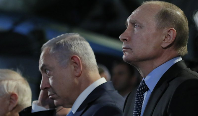 会談に臨むイスラエルのベンジャミン・ネタニヤフ首相とロシアのウラジーミル・プーチン大統領（右）(AP/ファイル)